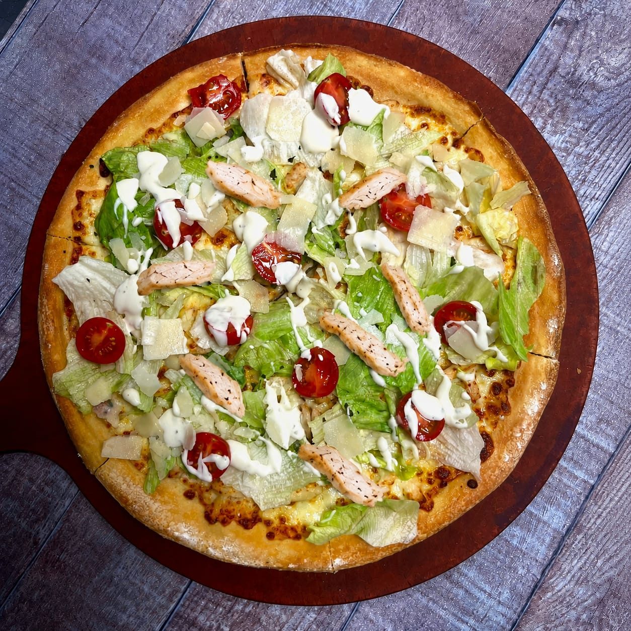 Pizza Caesar : poulet, salade, tomates cerises, parmesan et sauce César